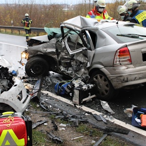 Die Fahrerseite des Opels wurde mit enormer Wucht getroffen.