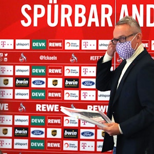 Alexander Wehrle kommt zu einer Pressekonferenz des 1. FC Köln.
