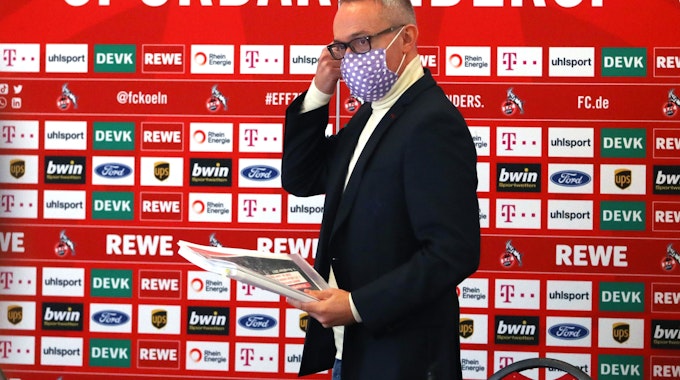 Alexander Wehrle kommt zu einer Pressekonferenz des 1. FC Köln.