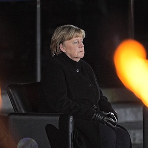 Die scheidende Bundeskanzlerin Angela Merkel (CDU) sitzt während der Verabschiedung beim Großen Zapfenstreich am 3. Dezember im Sessel und lauscht der Musik. Ihre Geste, die während der Zeremonie zu sehen war, ging im Netz viral.