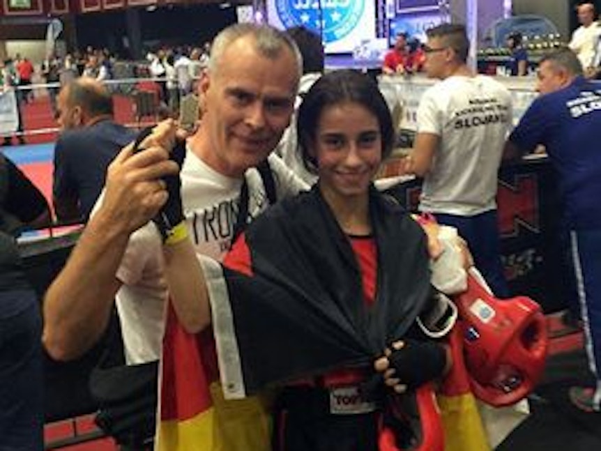 Die Kölner Kickboxerin Sila Roderburg (18), amtierende Deutsche Meisterin, träumt von einer Teilnahme bei den Olympischen Spielen. Hier mit ihrem Trainer Ali Yalcin vom Kampfsportcenter Köln. Fotos: Kampfsportcenter Köln