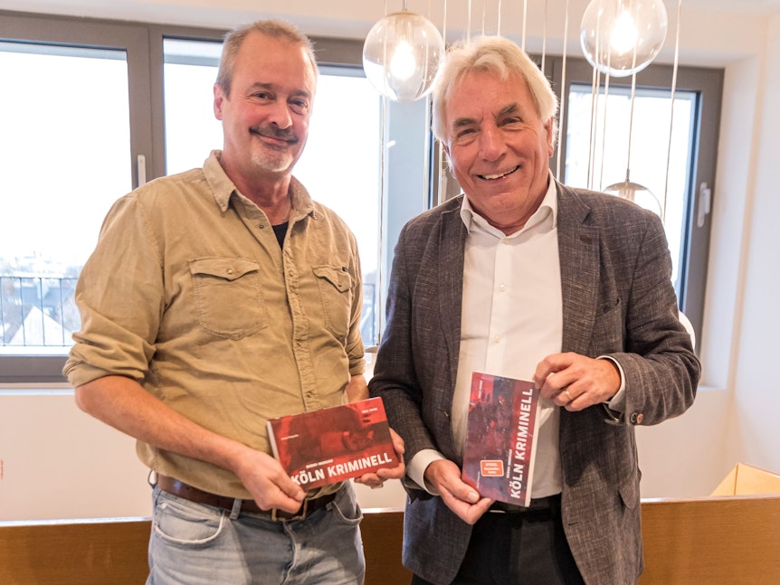 Bernd Imgrund und Jürgen Roters stehen nebeneinander und präsentieren das neue Buch.