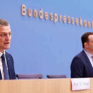 RKI-Chef Lothar Wieler (links) und der geschäftsführende Gesundheitsminister Jens Spahn bei ihrer wohl letzten Bundespressekonferenz am 3. Dezember, die sie zusammen abhalten.