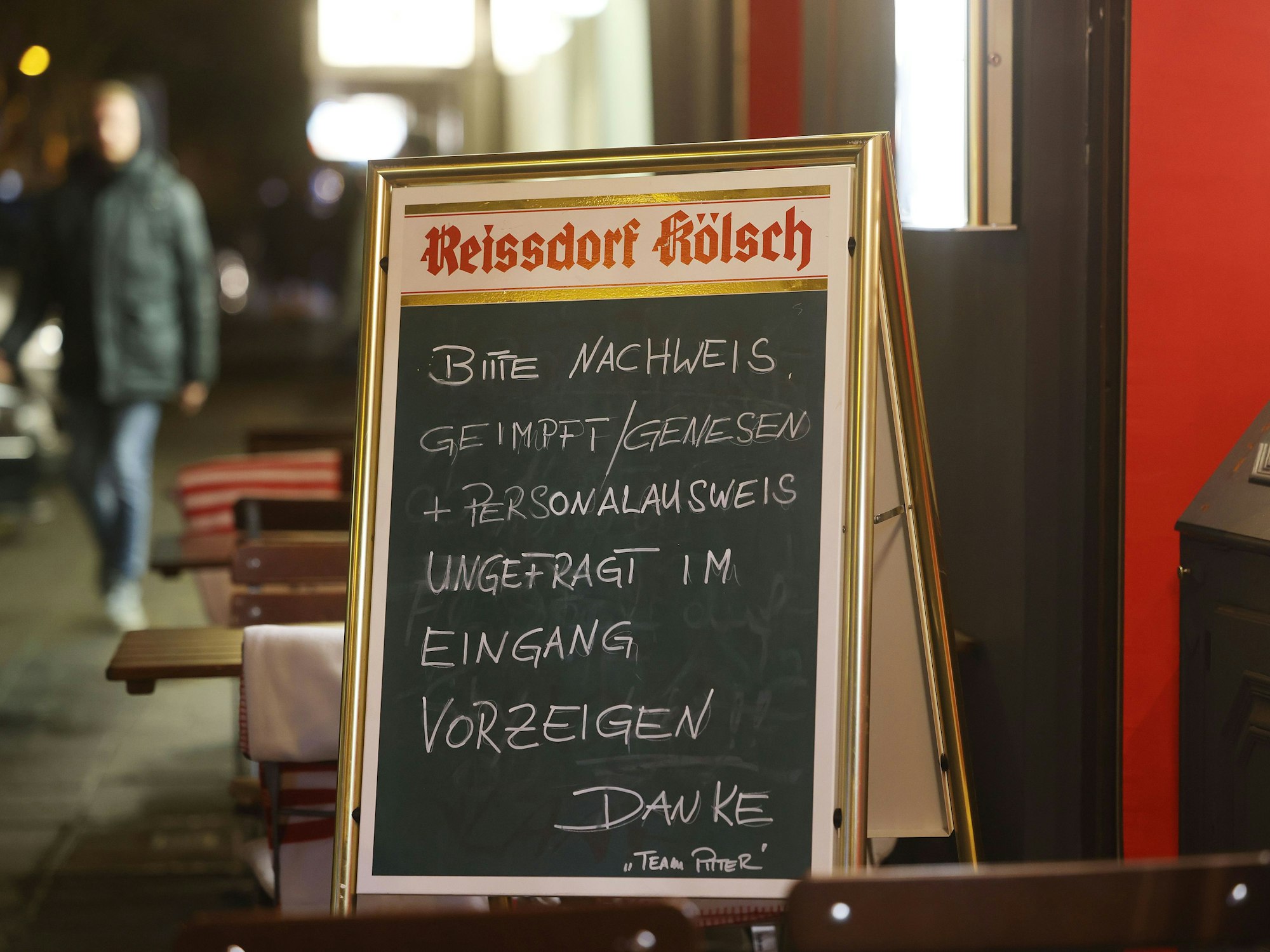 Köln: Ein Schild, das auf die 2G-Regel hinweist, steht vor einer Gaststätte. Die Landesregierung von Nordrhein-Westfalen hat drastische Einschränkungen unter anderem für Clubs, Bars und Discos angekündigt.