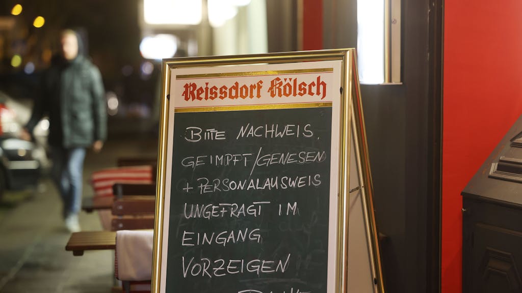 Köln: Ein Schild, das auf die 2G-Regel hinweist, steht vor einer Gaststätte. Die Landesregierung von Nordrhein-Westfalen hat drastische Einschränkungen unter anderem für Clubs, Bars und Discos angekündigt.&nbsp;
