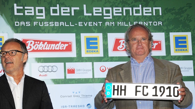 Reinhold Beckmann (Initiator NestWerk und Tag der Legenden) und Christian Hinzpeter (Vorstand NESTWERK e.V) und das zu versteigernde Nummernschild (FC-St. Pauli Gründungsjahr).