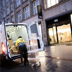 Hamburg: Ein Paketbote der Deutschen Post holt zahlreiche Pakete aus einer Filiale der Modekette Zara in der Innenstadt.