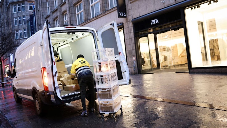 Hamburg: Ein Paketbote der Deutschen Post holt zahlreiche Pakete aus einer Filiale der Modekette Zara in der Innenstadt.