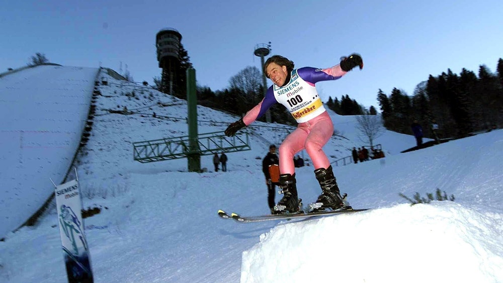 Jürgen Drews 2002 bei einem Skisprung-Lehrgang. Drews zeigte damals ungeahnte sportliche Talente und erzielte an der Übungsschanze stolze 7 Meter Flugweite.