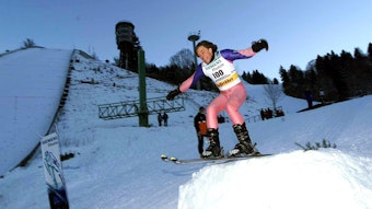 Jürgen Drews 2002 bei einem Skisprung-Lehrgang. Drews zeigte damals ungeahnte sportliche Talente und erzielte an der Übungsschanze stolze 7 Meter Flugweite.