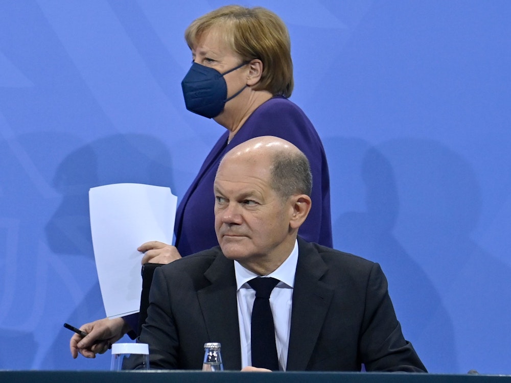 Die geschäftsführende Bundeskanzlerin Angela Merkel (CDU) und Olaf Scholz (SPD), SPD-Kanzlerkandidat und Bundesminister der Finanzen, geben nach der Ministerpräsidentenkonferenz mit Scholz und Merkel zur Corona Pandemie im Bundeskanzleramt eine Pressekonferenz.