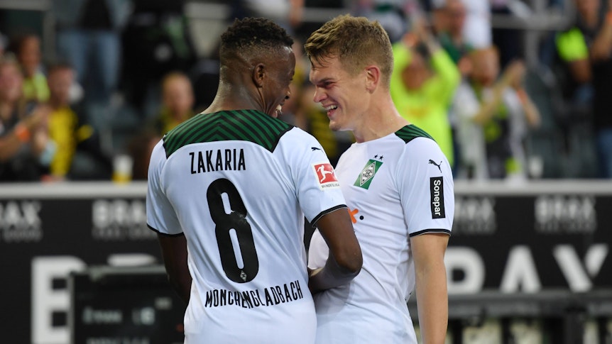 Denis Zakaria (l.) und Matthias Ginter (r.) stehen noch bis Ende Juni 2022 bei Fußball-Bundesligist Borussia Mönchengladbach unter Vertrag. Auf diesem Bild sind die beiden Spieler am 25. September 2021 im Borussia-Park zu sehen. Ginter und Zakaria freuen sich über ein Tor für die Borussia.