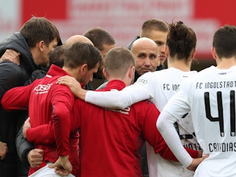 Ingolstadts Trainer Andre Schubert (M) zeigt sich enttäuscht und spricht mit seinen Spielern nach Spielende.