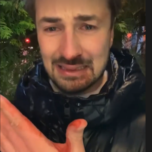 Nicolas Puschmann mit blutverschmiertem Gesicht auf einem Foto vom 2. Dezember 2021.