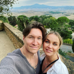 „Let's Dance“-Star Evgeny Vinokurov und seine Frau Nina Bezzubova lächeln auf einem Instagram-Selfie vom 15. September 2021.