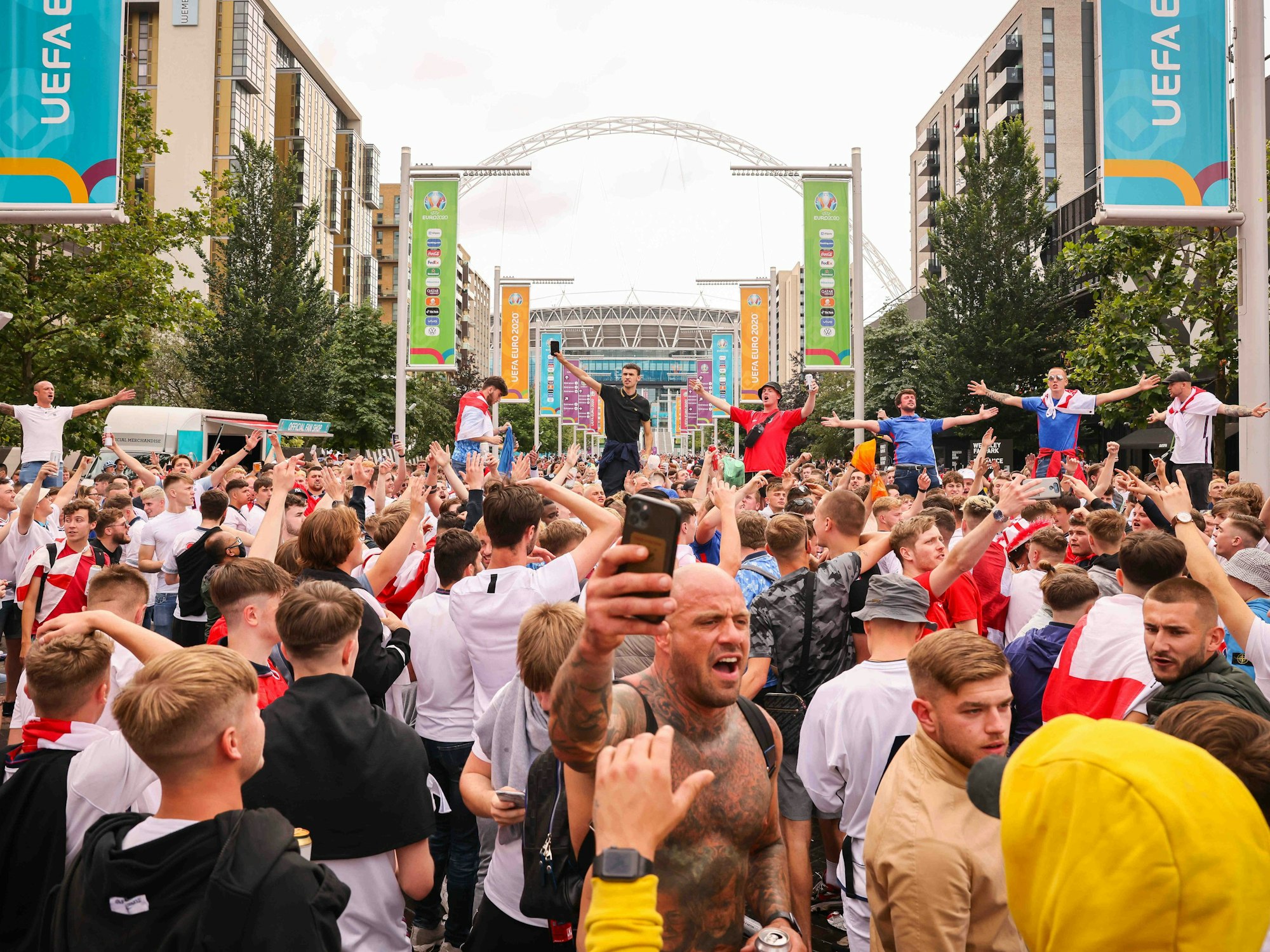 Zahlreiche Fans von England feiern vor dem Stadion im Wembley Park.