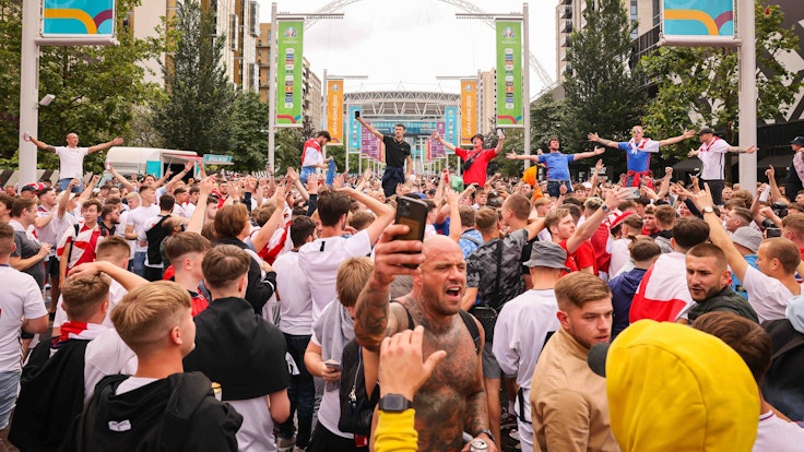 Zahlreiche Fans von England feiern vor dem Stadion im Wembley Park.