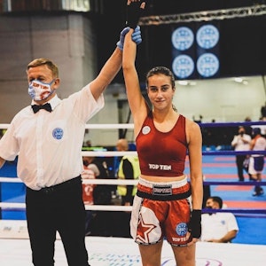 Die Kölner Kickboxerin Sila Roderburg nach einem Sieg im Kampfring.