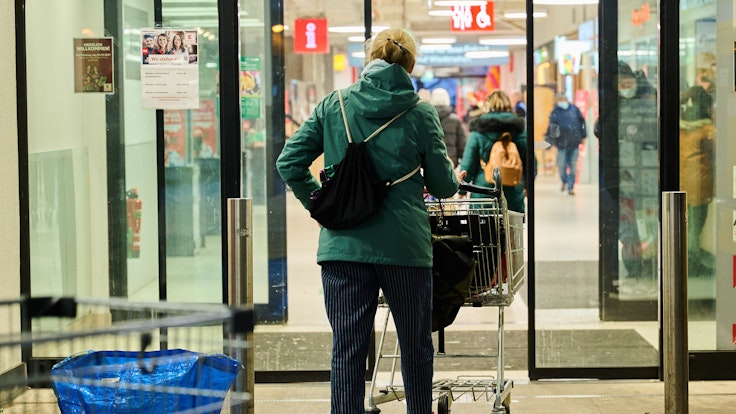 Een vrouw duwt een winkelwagentje naar de supermarkt.  De inflatie steeg in november en bereikte voor het eerst in bijna 29 jaar 5 procent.  Volgens voorlopige gegevens van het Federaal Bureau voor de Statistiek stegen de consumentenprijzen met 5,2 procent in vergelijking met dezelfde maand vorig jaar.  +++ dpa-Bildfunk +++
