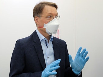 Prof. Dr. Karl Lauterbach, hier beim Besuch einer Teststation in der Kölner City im Juni.