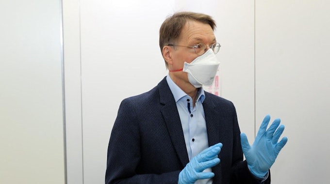 Prof. Dr. Karl Lauterbach, hier beim Besuch einer Teststation in der Kölner City im Juni.