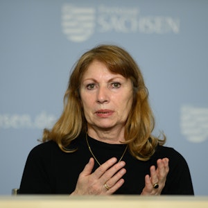 Petra Köpping (SPD) wurde von einem wütenden Mob heimgesucht: Die sächsische Gesundheitsministerin bekam den Hass von Corona-Leugnern zu spüren. Unser Bild zeigt Köpping auf einer Pressekonferenz nach Kabinettssitzung in Sachsen im März 2021.