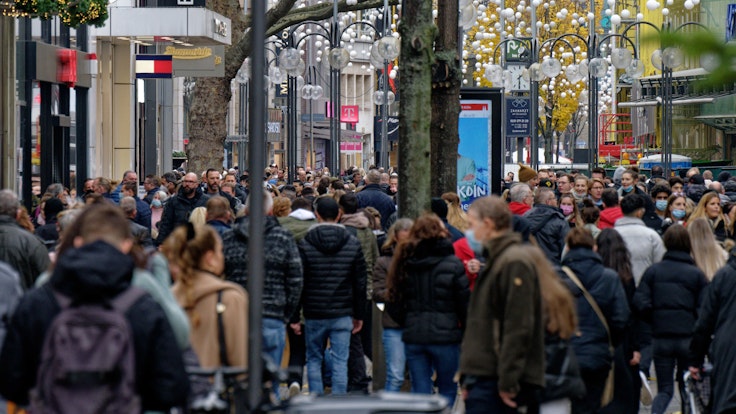 Passanten laufen durch die Schildergasse in der Kölner Innenstadt.