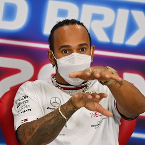 Lewis Hamilton: Auch wenn er beim Dschidda Corniche Circuit den anderen davongerast ist, plagen ihn Sorgen. Damit ist er nicht allein... Unser Bild zeigt Hamilton vor dem Grand Prix von Katar im November 2021.