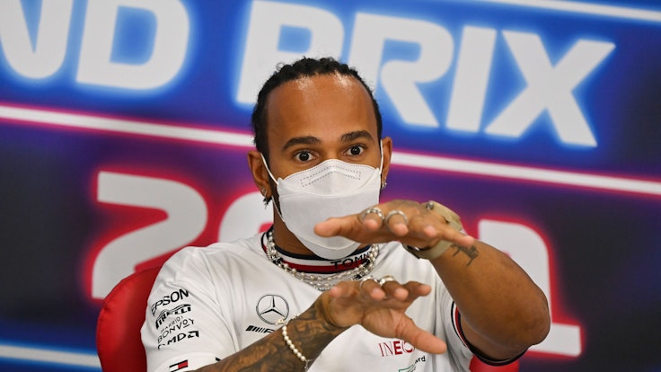 Lewis Hamilton: Auch wenn er beim Dschidda Corniche Circuit den anderen davongerast ist, plagen ihn Sorgen. Damit ist er nicht allein... Unser Bild zeigt Hamilton vor dem Grand Prix von Katar im November 2021.