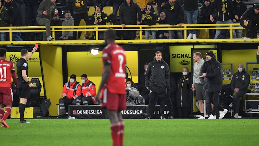 Gelb-Rote Karte von Schiedsrichter Felix Zwayer für Trainer Marco Rose (Borussia Dortmund)