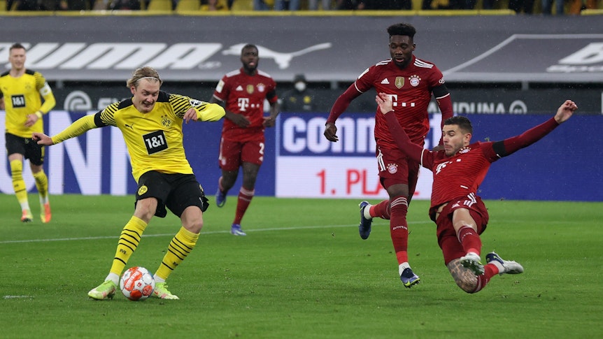 Julian Brandt von Borussia Dortmund trifft zur Führung gegen die Bayern.
