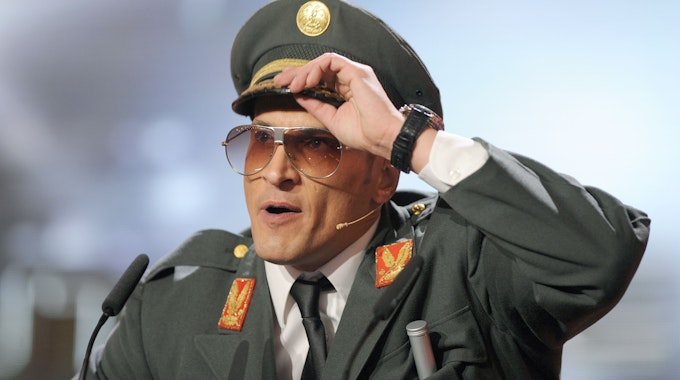 Der Komiker Mirco Nontschew steht bei der Verleihung des Deutschen Comedypreises am Donnerstag (14.10.2010) im Coloneum in Köln auf der Bühne.