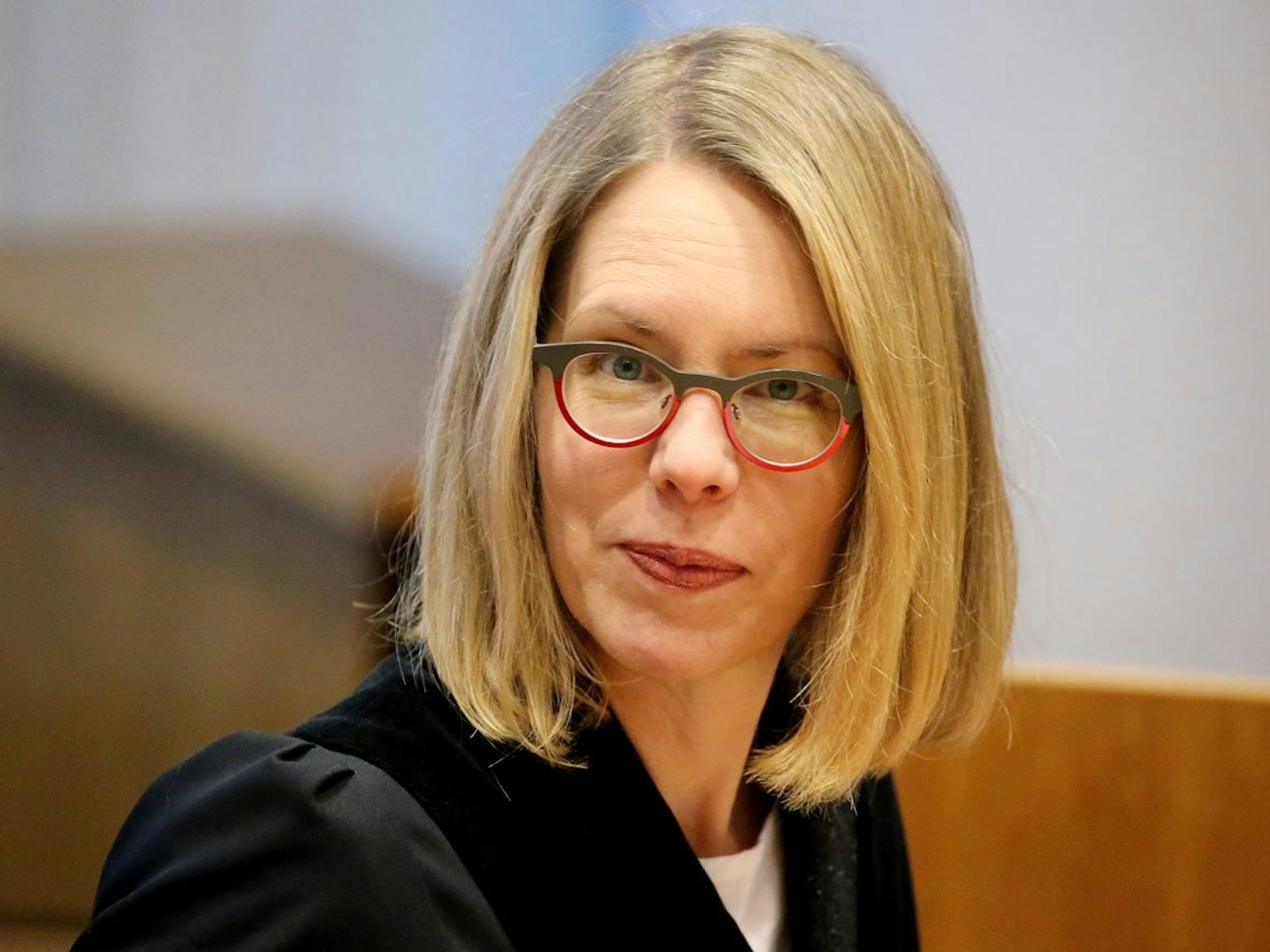 Bonn: Oberstaatsanwältin Anne Brorhilker sitzt zu Beginn des Prozesstages des Cum-Ex-Prozesses im Landgericht. Den beiden angeklagten Ex-Aktienhändlern wird besonders schwere Steuerhinterziehung vorgeworfen.