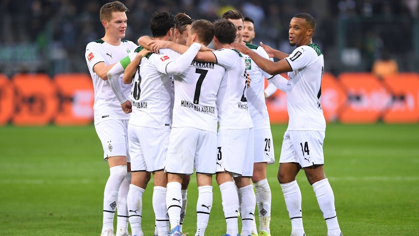 Gibt es im Heimspiel gegen den SC Freiburg wieder Grund zum Jubeln für die Spieler von Borussia Mönchengladbach? Dieses Bild zeigt Ginter, Herrmann, Plea und Co. am 20. November 2021 im Borussia-Park. Die Spieler umarmen sich.