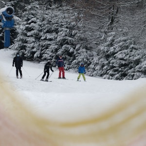 Skifahrer fahren auf der Skipiste Rauher Busch über den Schnee. +++ dpa-Bildfunk +++