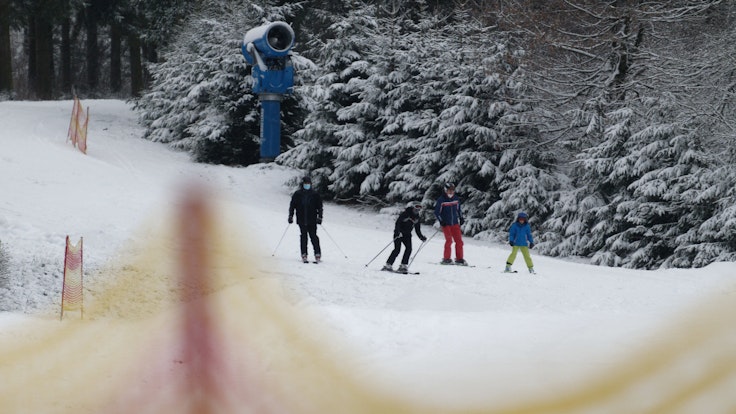 Skifahrer fahren auf der Skipiste Rauher Busch über den Schnee. +++ dpa-Bildfunk +++