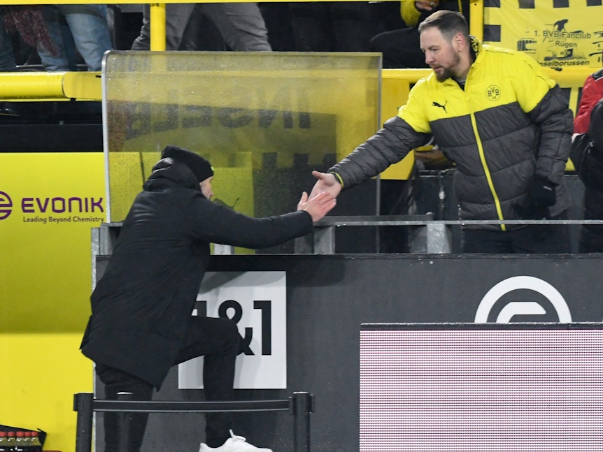 Dortmunds Trainer Marco Rose (l) muss mit einer gelb-roten Karte auf die Tribüne.