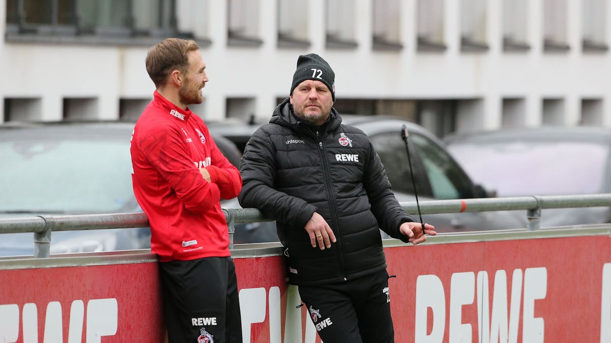 Rafael Czichos spricht beim Training des 1. FC Köln mit Steffen Baumgart.