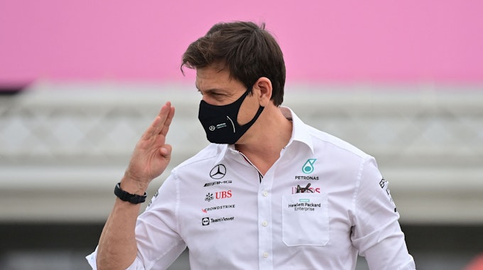 Toto Wolff (Mercedes AMG Petronas F1 Team) grüßt in Katar mit Maske.