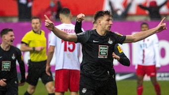 Daniel Hanslik jubelt über seinen Treffer für den 1. FC Kaiserslautern