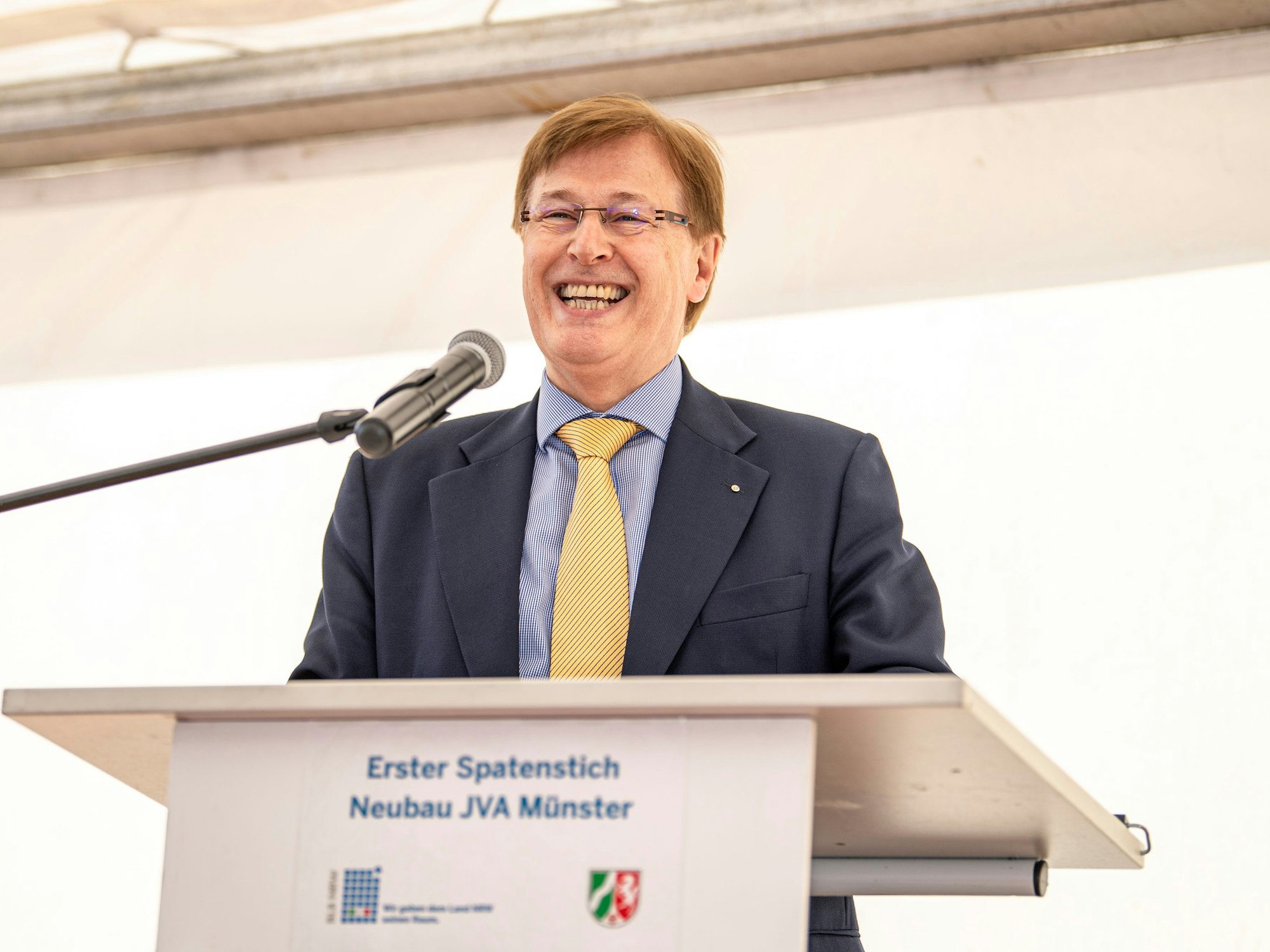 NRW-Justizminister Peter Biesenbach spricht während des Festakts zum Ersten Spatenstich für ein neues Gefängnis in Münster.