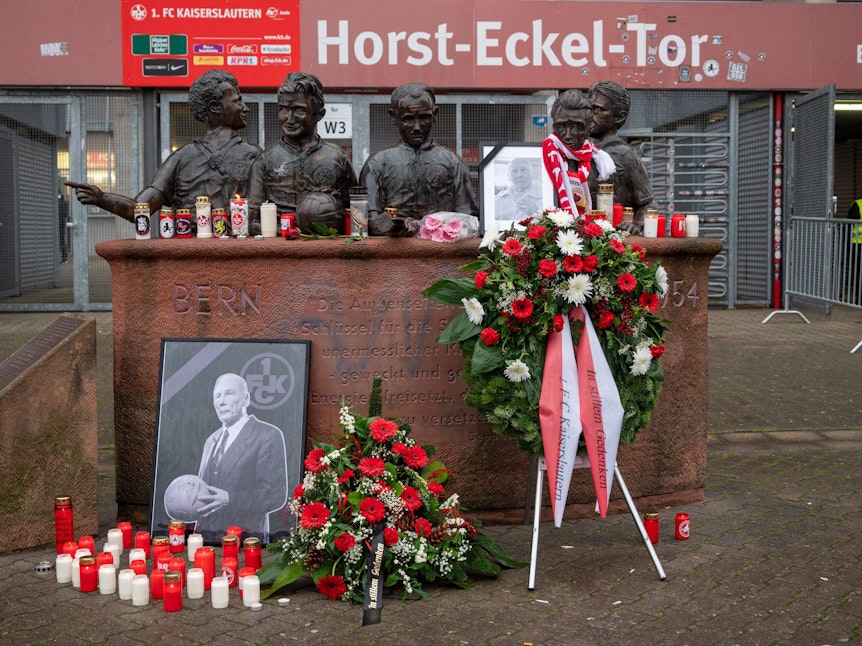 Fotos, Blumen und Kerzen für den gestern verstorbenen Horst Eckel vor dem Fritz-Walter-Stadion.