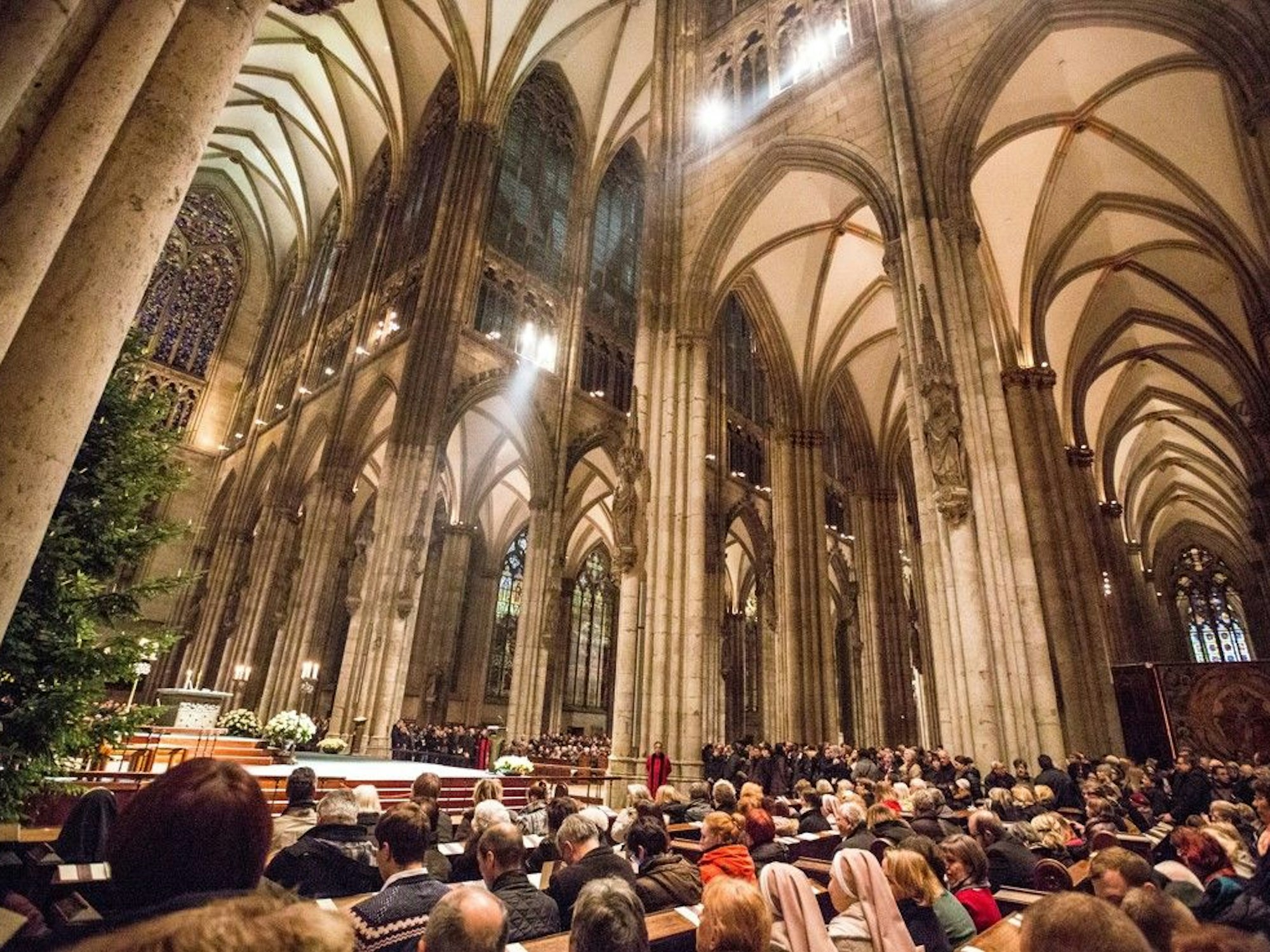 Im Kölner Domwird am frühen Frei­tag­mor­gen (25.12.2015) die Christ­met­te, die Heilige Messe der Ka­tho­li­schen Kirche in der Weih­nachts­nacht, gefeiert.