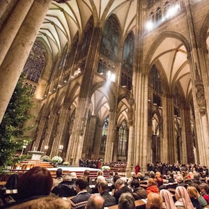 Im Kölner Dom wird am frühen Freitagmorgen (25.12.2015) die Christmette, die Heilige Messe der Katholischen Kirche in der Weihnachtsnacht, gefeiert.