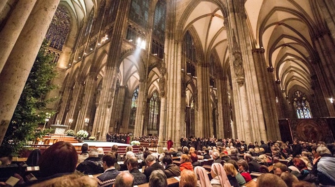 Im Kölner Dom&nbsp;<dom>wird am frühen Frei­tag­mor­gen (25.12.2015) die Christ­met­te, die Heilige Messe der Ka­tho­li­schen Kirche in der Weih­nachts­nacht, gefeiert.&nbsp;</dom>