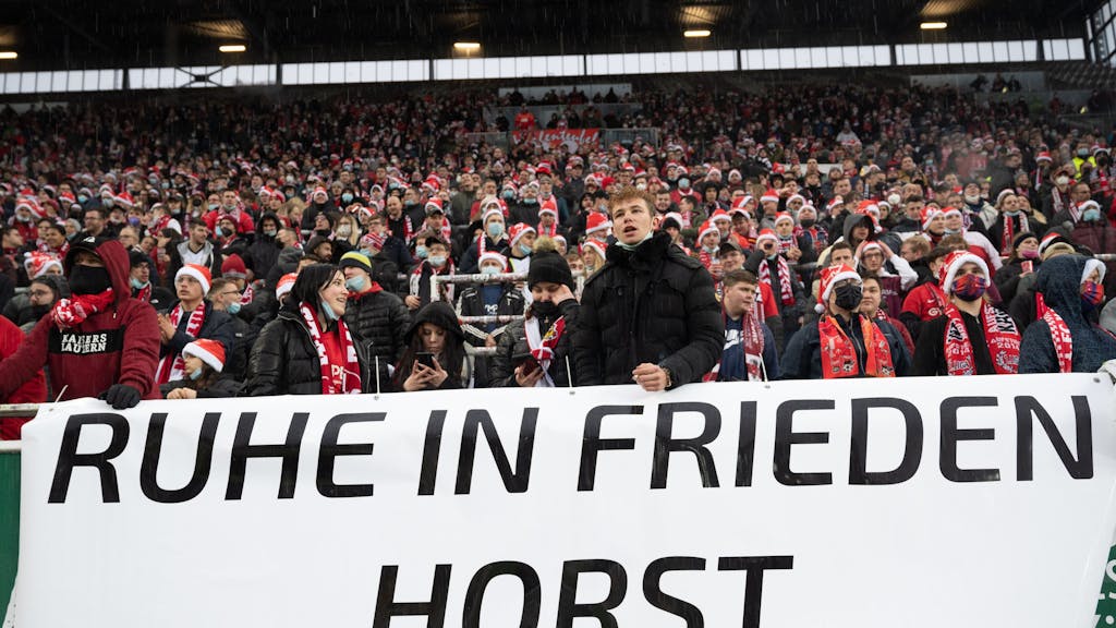 Ein Spruchband mit den Worten „Ruhe in Frieden“ haben Fans der Westkurve für den gestern verstorbenen Horst Eckel aufgehängt.