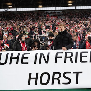 Ein Spruchband mit den Worten „Ruhe in Frieden“ haben Fans der Westkurve für den gestern verstorbenen Horst Eckel aufgehängt.