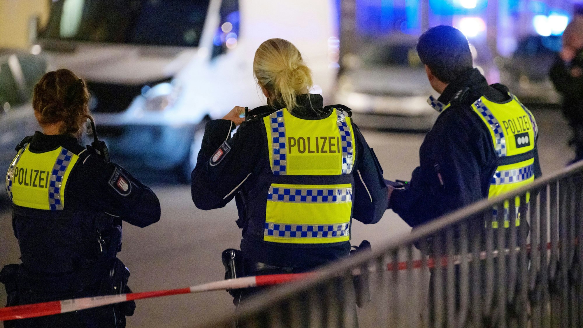 Polizistinnen stehen am 14. November neben einem abgesperrten Tatort in Hamburg-Harburg.