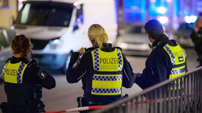 Polizistinnen stehen am 14. November neben einem abgesperrten Tatort in Hamburg-Harburg.