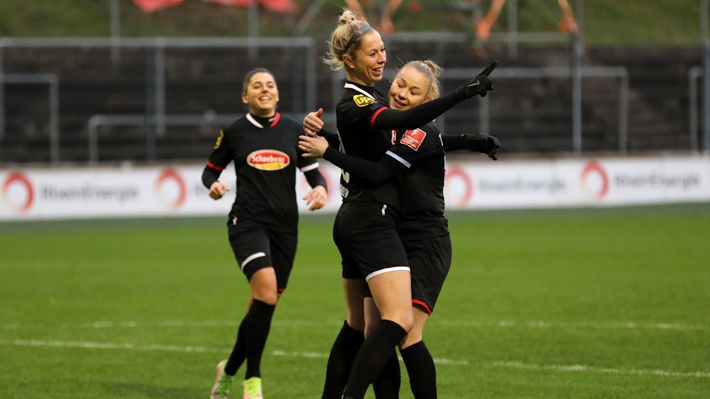 Sharon Beck (Mitte) feiert ihren Treffer zum 1:0 gegen den SC Sand am 5. Dezember 2021 in Köln.